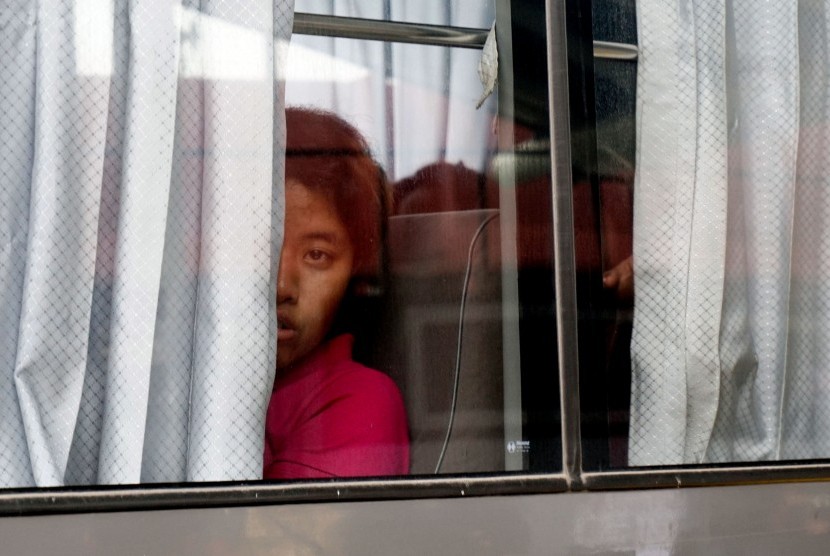 Korban Tindak Pidana Perdagangan Orang (TPPO) mengintip keluar dari dalam bis sesaat setelah tiba di terminal 1 C Bandara Soekarno Hatta, Tangerang, Banten (ilustrasi). 