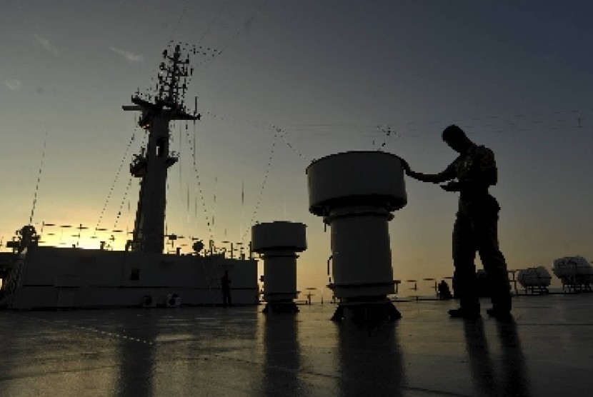 A crew member stands on the deck of KRI Surabaya-591. (Illustration)