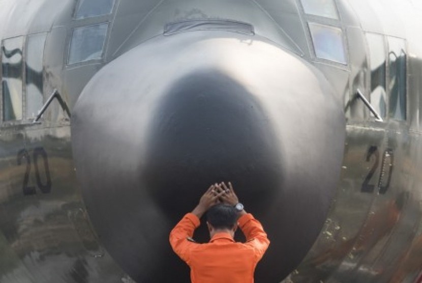 Seorang kru pesawat berdoa di depan pesawat Hercules (ilustrasi)