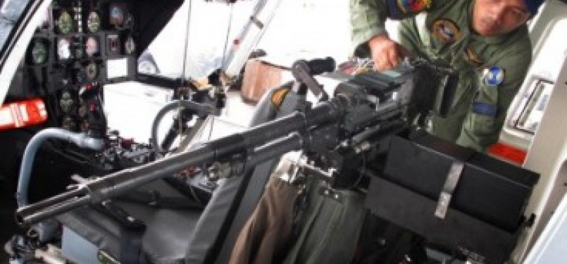  Seorang kru pesawat heli Bolcow-105 milik Skuadron Udara 400 Wing Udara-1 Puspenerbal, memeriksa senjata GPMP Machine Gun Type MAG Left and Hand Feeding kaliber 7,62mm, di kompleks Lanudal Juanda Surabaya