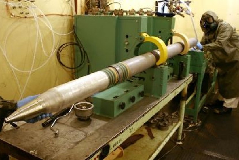 Seorang kru senjata kimia AS memeriksa sampel dari roket M55