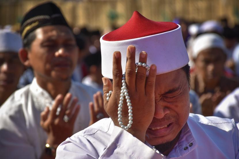 Seorang laki-laki berdoa hingga menangis selepas melaksanakan Salat Sunat Taubat.