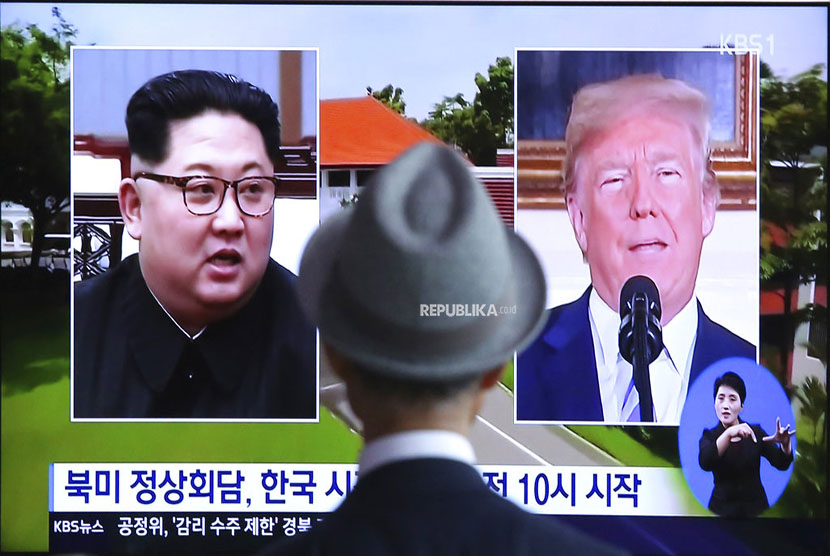 Seorang laki laki menyaksikan tayangan televisi Presiden Amerika Serikat Donald Trump dengan Pemimpin Korea Utara Kim Jong Un di Stasiun Kereta Seoul Korea Selatan.