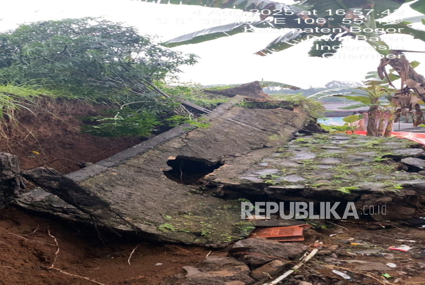 Seorang lansia Dani (75 tahun) bersama anaknya Wanto (45 tahun) terseret arus us anak kali Cirangrang akibat banjir di Kampung Rawa Sedek, RT 02 RW 04, Desa Megamendung, Kecamatan Megamendung, Kabupaten Bogor, Senin (4/8/2025) sore. Mereka hendak mengevakuasi diri secara mandiri akan tetapi terseret air banjir.  Akibat kejadian banjir tersebut, Dani meninggal dunia. Sedangkan anaknya Wanto hanya mengalami luka-luka. 