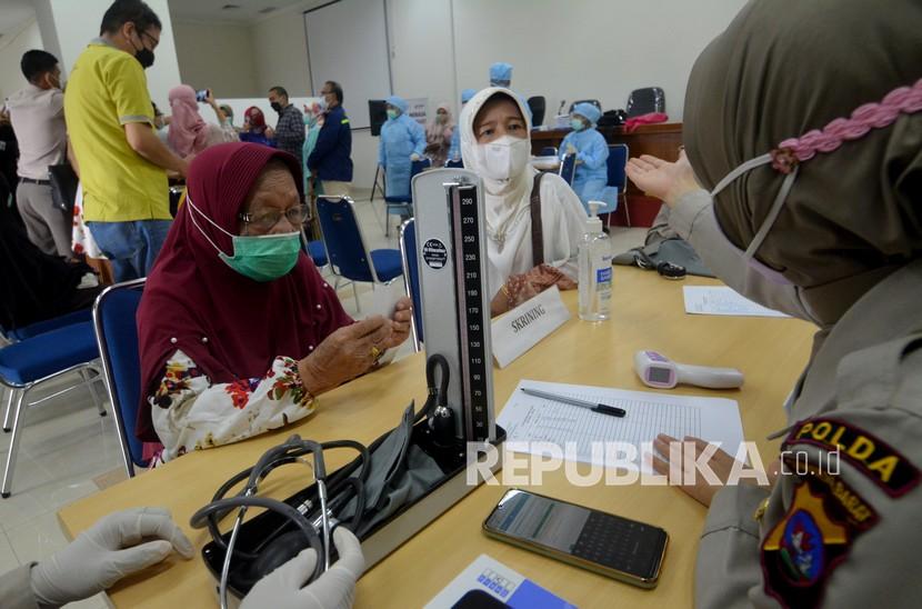 Seorang lansia diperiksa sebelum vaksin, di Masjid Raya Sumatera Barat di Padang, Sabtu (24/4). Stok vaksin Covid-19 di Sumatra Barat (Sumbar) mulai menipis karena antusiasme warga untuk mendapatkan suntikan tersebut.