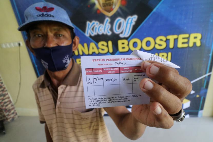 Seorang lansia memperlihatkan kartu vaksin saat peluncuran vaksinasi booster COVID-19 di Kediri, Jawa Timur, Senin (24/1/2022). Vaksinasi booster mulai dibuka di Kediri dengan sasaran awal lansia. 