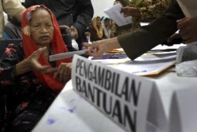 Seorang lansia menerima bantuan langsung tunai (BLT). Sebagian warga tidak mampu di Lampung, masih bingung dengan kreteria penerima Bantuan Langsung Tunai (BLT).