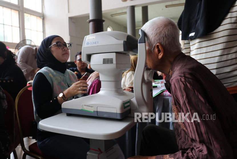 Seorang Lansia mengikuti program operasi katarak.