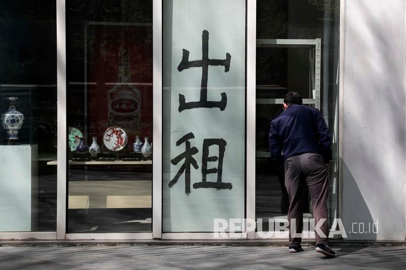 seorang lelaki memandangi sebuah toko yang tertutup di sebuah gedung perkantoran komersial di Beijing. Distrik Chaoyang di Beijing disebut sebagai wilayah risiko tinggi Covid-19. Ilustrasi.