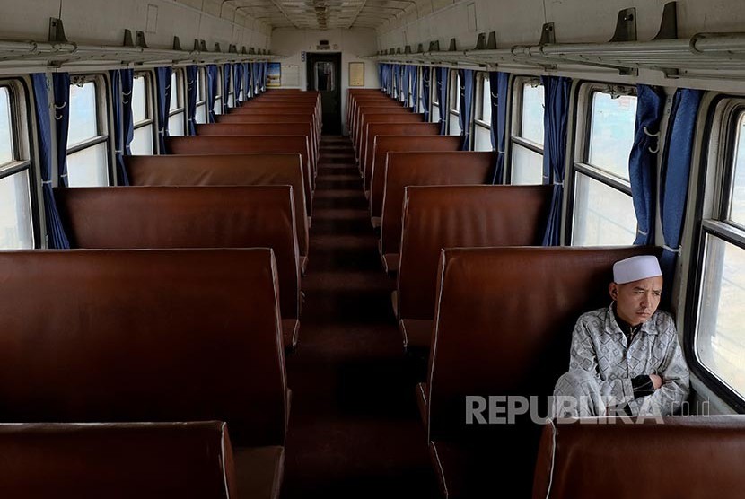 Seorang lelaki Uighur menaiki kereta dari Kota Hotan menuju  Khasgar, Daerah Otonomi Xinjiang Uighur, China.