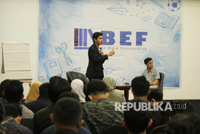 Seorang mahasiswa berprestasi nasional 2018, Arga Putra Panatagama menyampaikan materi pada acara Bandung Education Festival (BEF), di Hotel Arion Swiss-Belhotel, Kota Bandung, Ahad (21/7).