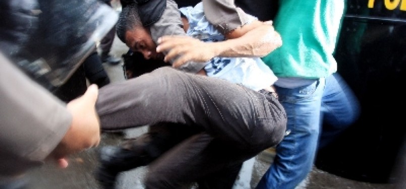  Seorang mahasiswa diamankan saat terlibat bentrok dengan aparat keamanan saat menggelar aksi demonstrasi menentang kenaikan harga bahan bakar minyak (BBM). (ilustrasi). 