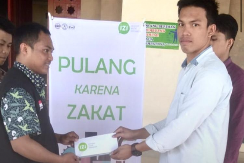 seorang mahasiswa Makassar, Muh Akbar, sudah tiga tahun tidak mampu pulang ke kampung halaman, menerima bantuan IZI dan akhirnya bisa pulang menemui keluarganya. 
