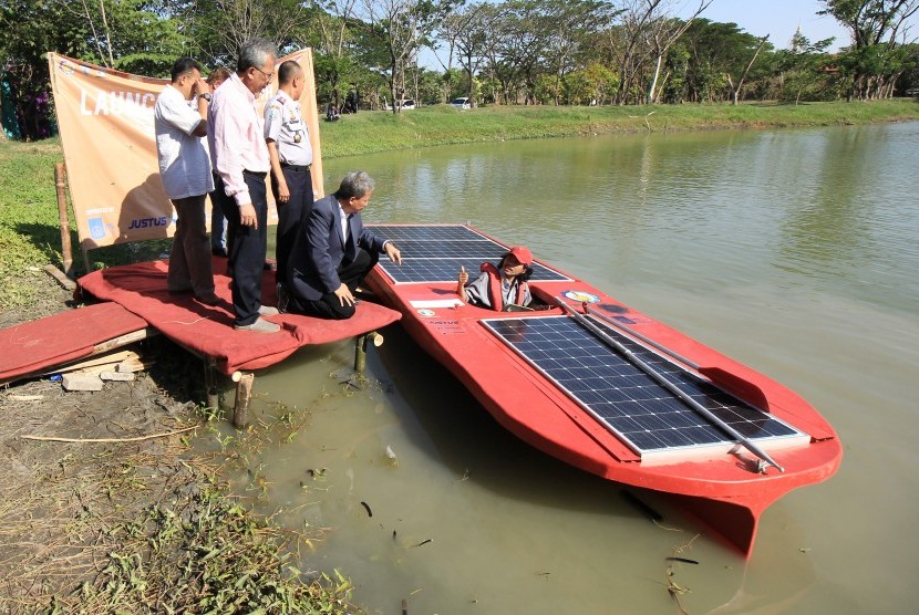 Seorang mahasiswa mencoba kapal motor bertenaga surya Jalapatih 2 seusai diluncurkan di Institut Teknologi Sepuluh Nopember (ITS) Surabaya, Jawa Timur, Jumat (16/10).