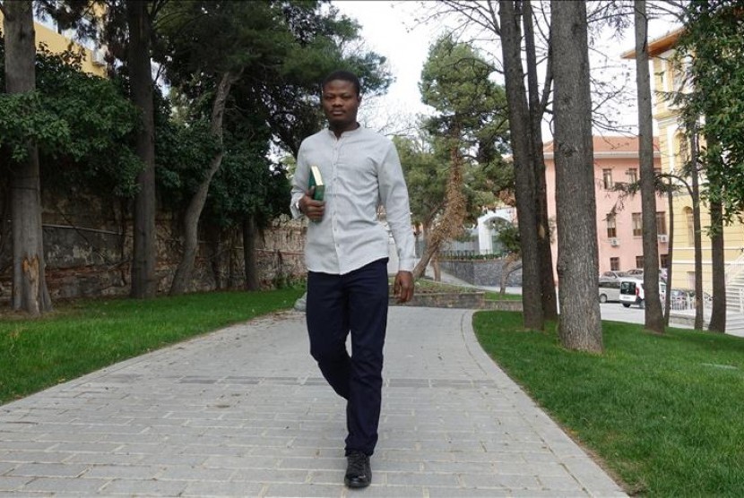 Seorang mahasiswa mualaf asal Ghana Faruk Arango Groupore. Dia menerima Islam di Turki.