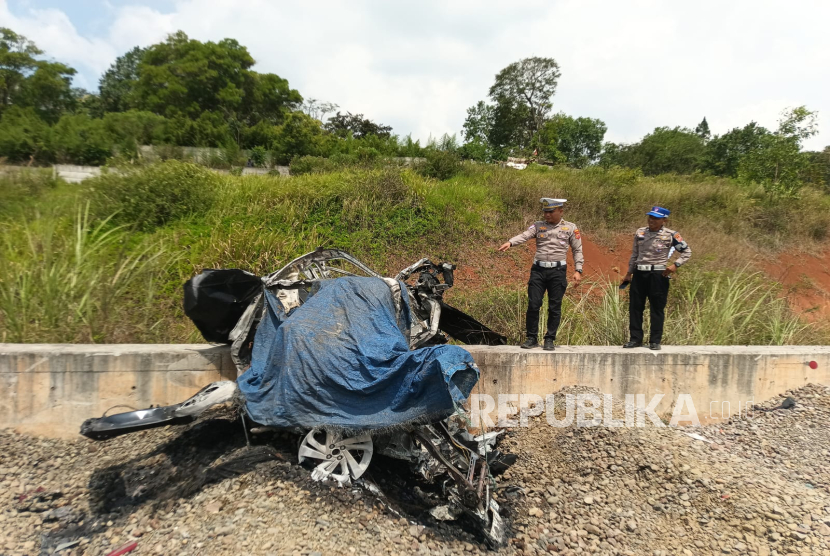 Seorang mahasiswa Muhammad Isthofain Mutaaliy tewas usai mobil Raize yang dikendarainya menabrak pembatas jalan hingga terbakar di jalur B kilometer 158, Desa Cibeusi, Kabupaten Sumedang, Senin (13/10/2025). Korban terpental 2,5 meter dari lokasi mobilnya yang terbakar. 