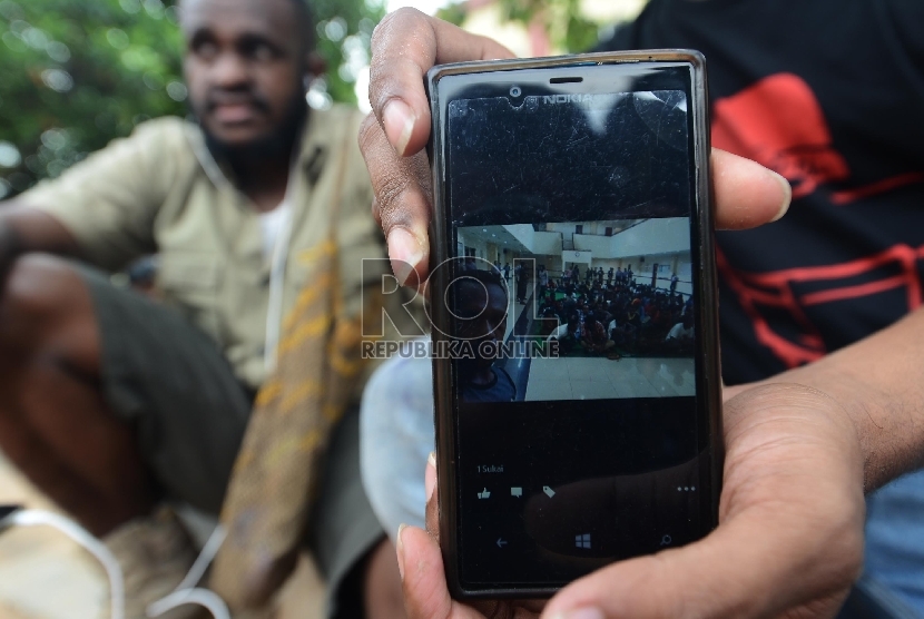 Mahasiswa Papua menunjukan foto rekannya melalui handphone genggam (ilustrasi).
