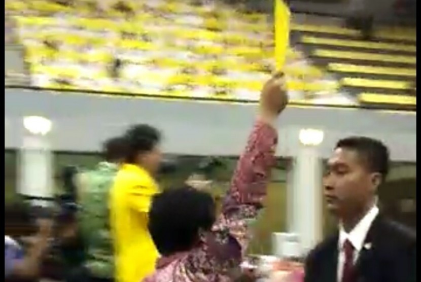 Seorang mahasiswa UI diamankan oleh Paspampres saat mengacungkan buku kuning untuk Presiden Jokowi, di sela Dies Natalis UI, Jumat (2/2)