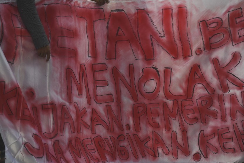 Persatuan Aksi Tani dan Mahasiswa Indonesia menggelar aksi solidaritas petani Kendeng di Surabaya, Jawa TImur, Rabu (22/3). 