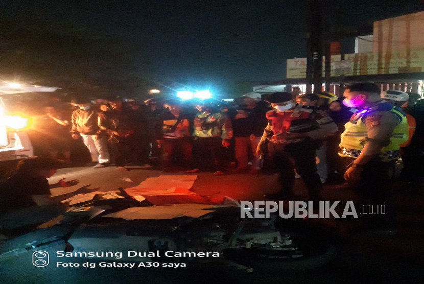 Seorang mahasiswi ITB berinisial OAD (18 tahun) tewas terlindas truk di Jalan Bandung-Cirebon, Kecamatan Jatinangor, Kabupaten Sumedang, Kamis (5/6/2025) malam. Korban langsung dievakuasi ke rumah sakit terdekat dan polisi telah melakukan olah tempat kejadian perkara (TKP). 