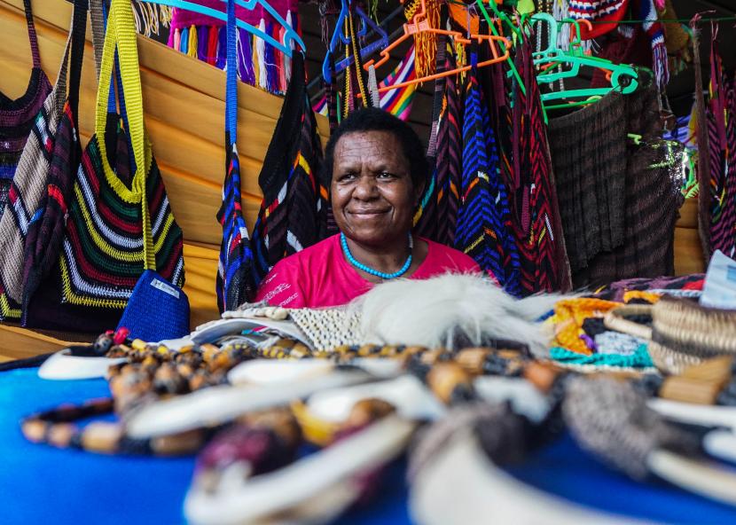 Seorang Mama menjual pernak-pernik khas Papua (ilustrasi). Pemerintah Kabupaten Jayawijaya, Provinsi Papua, mengharapkan Kementerian Pariwisata Ekonomi Kreatif ikut mempromosikan budaya wilayah itu kepada masyarakat di Tanah Air.