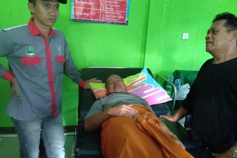 Seorang marbot masjid menjalani perawatan medis di IGD Puskesmas Pamengpeuk, Garut, Jawa Barat. Ia mengaku menjadi korban penganiayaan, Rabu (28/2).
