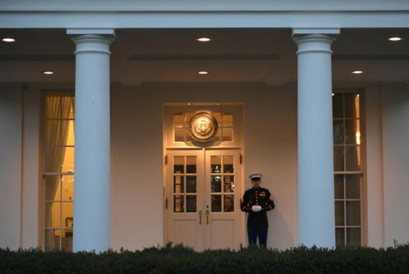 Seorang marinir AS berjaga di luar Sayap Barat Gedung Putih dimana Barack Obama menghabiskan petang terakhirnya di Oval Office sebagai presiden terakhir, Kamis, 19 Januari 2017.