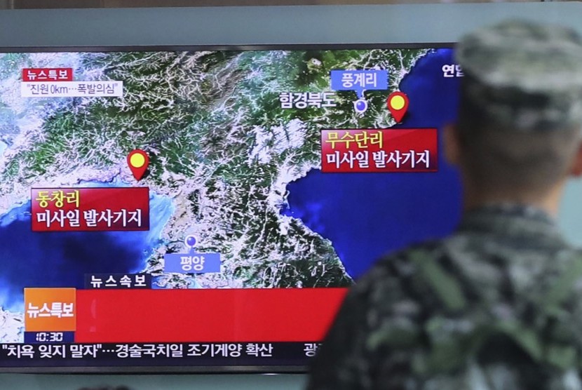 Seorang marinir Korea Selatan menyaksikan laporan mengenai uji coba nuklir Korea Utara melalui layar kaca di Stasiun Kereta Api Seoul di Seoul, Korea Selatan pada 2016.