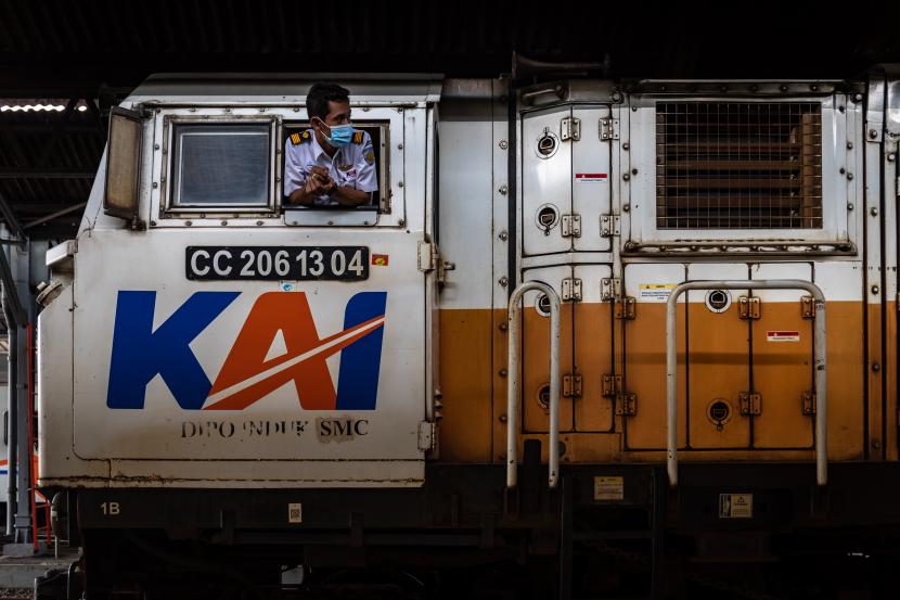 Seorang masinis memeriksa kesiapan rangkaian kereta api (KA) Maharani sebelum berangkat di Stasiun Tawang, Semarang, Jawa Tengah (ilustrasi). PT KAI mengupayakan normaliasi jalur kereta api (KA) akibat banjir di wilayah Semarang, Jawa Tengah. 