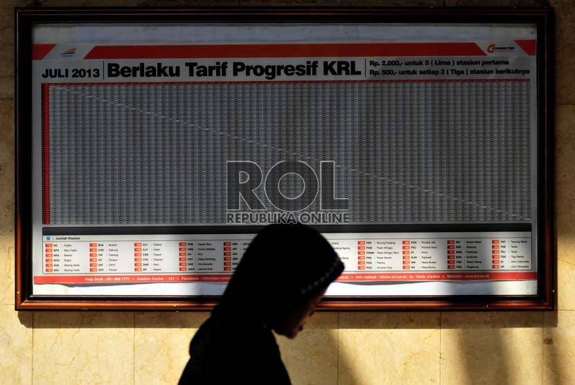  Seorang melintas di depan pengumuman pemberlakuan tarif Progresif KRL di Stasiun Tanah Abang, Jakarta Pusat, Jumat (28/6).    (Republika/Prayogi)