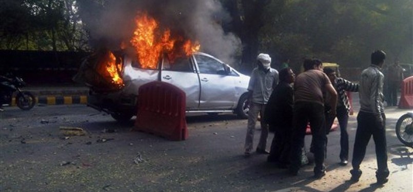 Seorang mengalami cedera saat bom mobil meledak di depan Kedutaan Israel di New Delhi, India,  Senin (13/2). 
