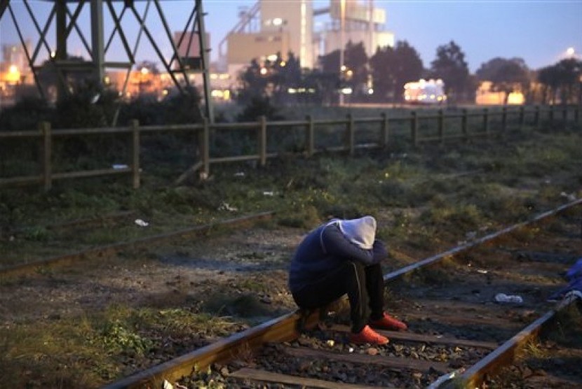 Seorang migran menunggu proses registrasi di kamp 'hutan' Calais, utara Prancis, Selasa, 15 Oktober 2016. Prancis memulai proses evakuasi massal kamp tersebut.