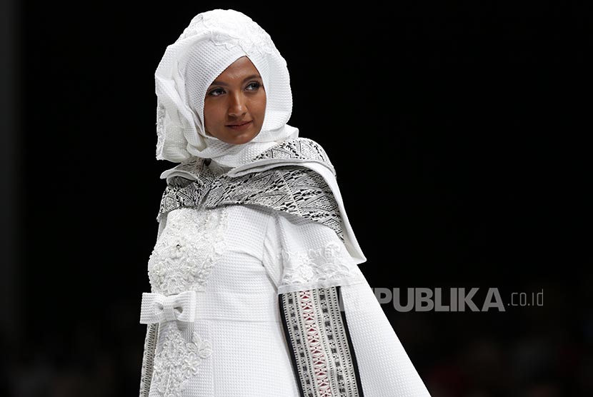 Seorang mode memperagakan pakaian hijab rancangan Jeny Tjahyawati pada acara Indonesai Fashion Week di Jakarta, Rabu (1/2). Setiap 1 Februari diperingati sebagai hari Hijab se-Dunia sejak 2012.