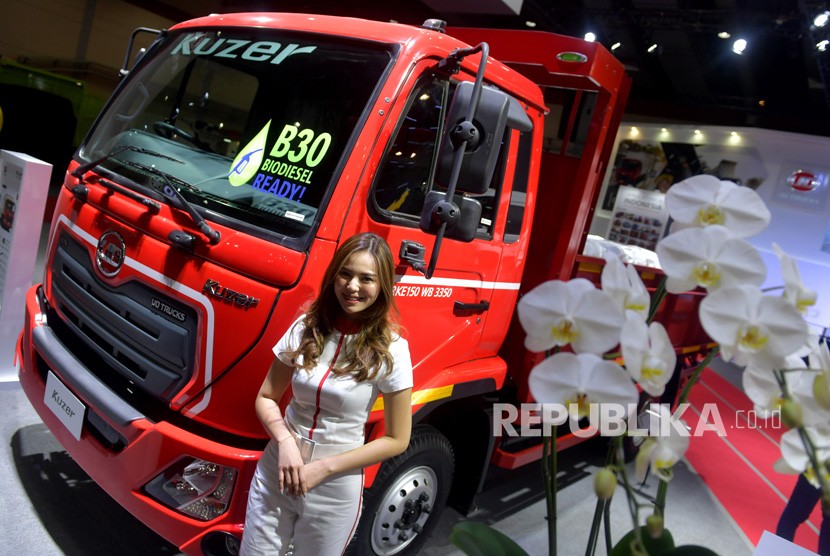 Seorang model berpose di depan truk yang dipamerkan di pameran kendaraan komersial, Gaikindo Indonesia International Commercial Vehicle Expo (GIICOMVEC) di Jakarta Convention Center, Jakarta Pusat, Kamis (5/3/2020). 