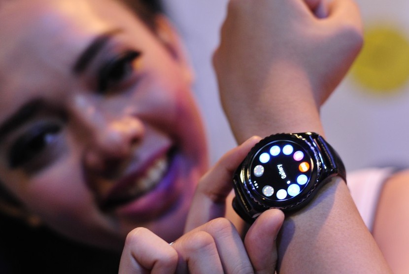 Seorang model memperlihatkan smartwatch Samsung Gear S2 ketika peluncuran di Jakarta, Rabu (2/12).