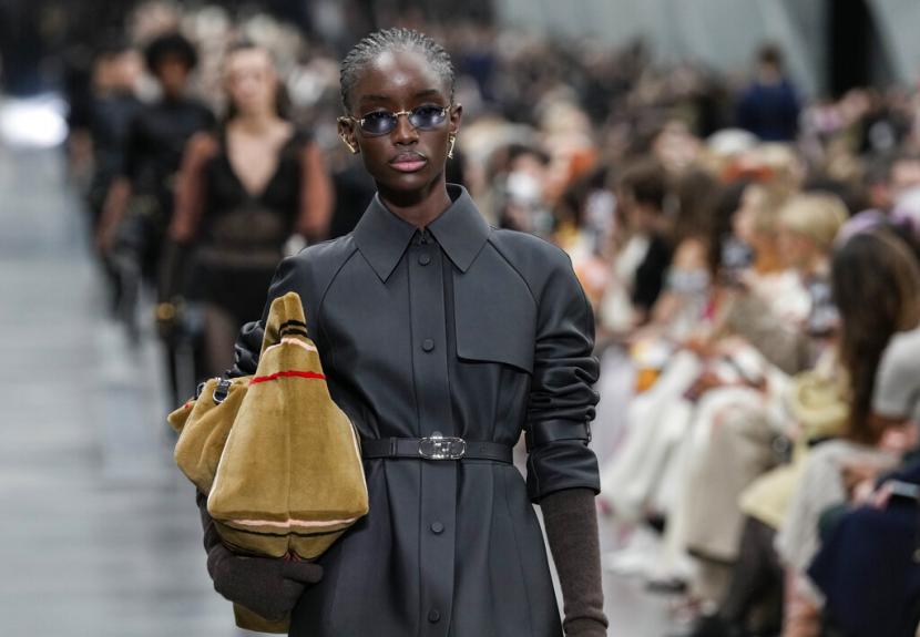 Seorang model mengenakan koleksi fashion Fendi Fall/Winter 2022-2023, yang diperagakan di Milan Fashion Week di Milan, Italia, Rabu, 23 Februari 2022.