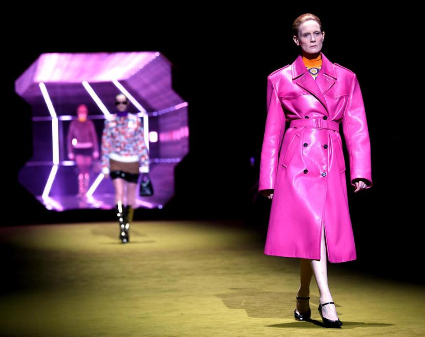  Seorang model mengenakan koleksi jenama Italia, Prada, dalam Milan Fashion Week, di Milan, Italia, 24 Februari 2022. 