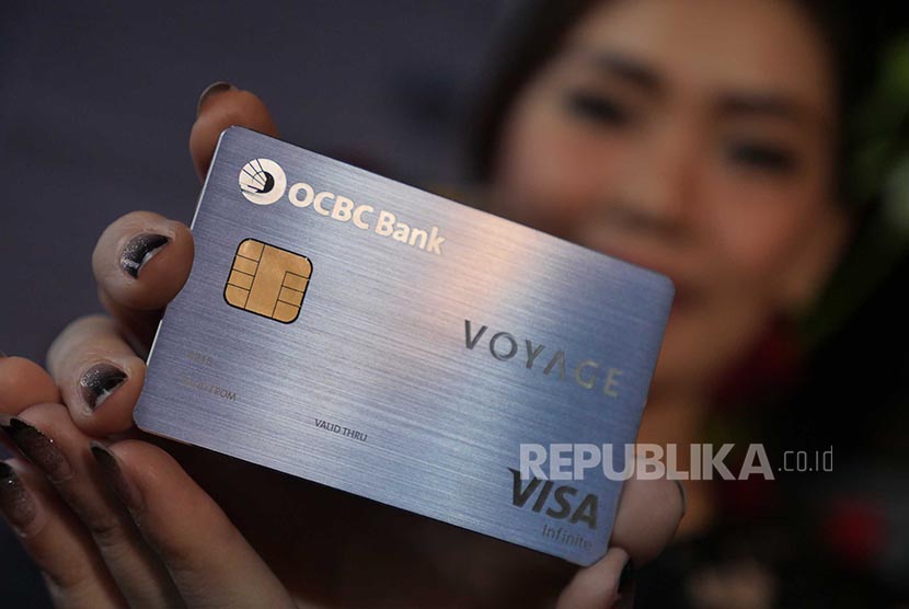 Seorang model menunjukkan Kartu Kredit OCBC NISP Voyage yang terbuat dari bahan metal duralumin. Kartu kredit bagi nasabah premium ini dengan layanan 24/7.