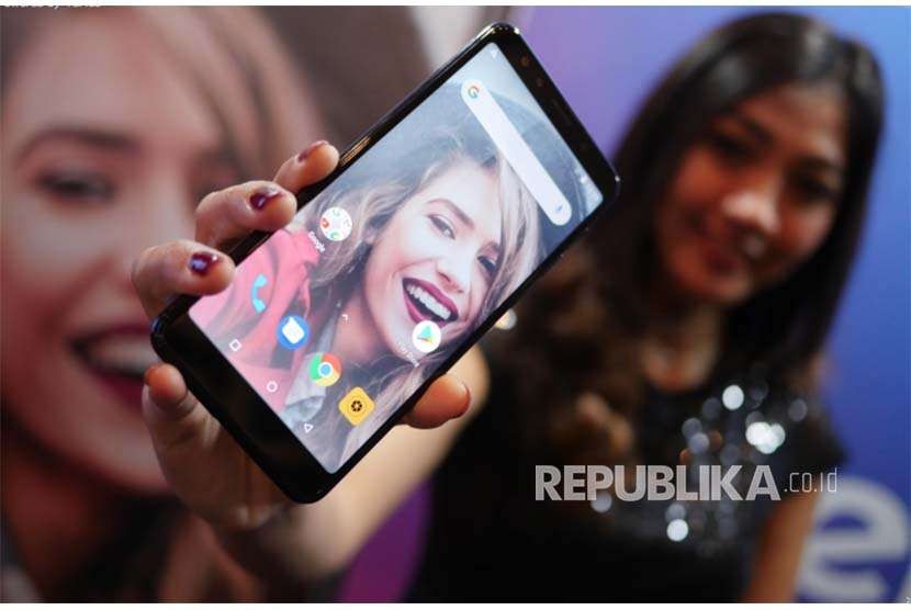 Seorang model menunjukkan smartphone Lenovo K9 di Jakarta, Selasa (2/10). Ponsel cerdas dengan fitur quad camera ini akan dipasarkan dengan harga 2 juta-an. Lenovo kembali meramaikan pasar ponsel Indonesia  setelah diproduksi kembali oleh InOne Smart Technology. FOTO YOGI ARDHI
