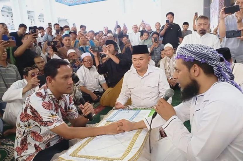 Seorang mualaf menyatakan dua kalimat syahadat di Masjid Al Akbar Surabaya.