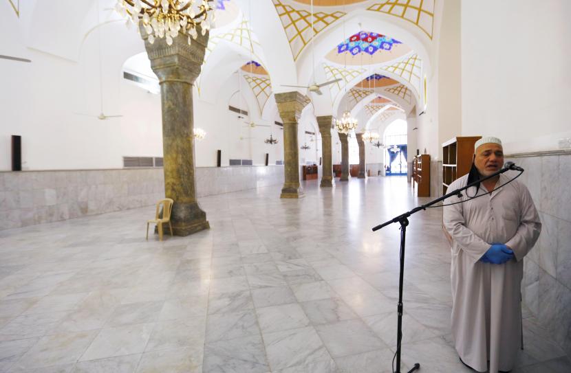 Lima Hal yang Harus Diucapkan Saat Mendengar Adzan. Seorang muazin dari masjid Sheikh Abdul Qadir Jeelani mengumandangkan adzan ditempat ibadah yang ditutup sebagai upaya pencegahan penyebaran COVID-19 selama bulan puasa suci Ramadhan di Baghdad, Irak 13 Mei 2020.