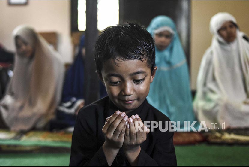 Meski Dijamin Surga, Umar bin Khattab Minta Doa Anak Kecil. Foto Ilustrasi: Seorang murid berdoa usai melaksanakan ibadah sholat dzuhur di SLB ABCD di Jalan Holis, Gang Faqih, Kelurahan Babakan, Kecamatan Babakan Ciparay, Kota Bandung.