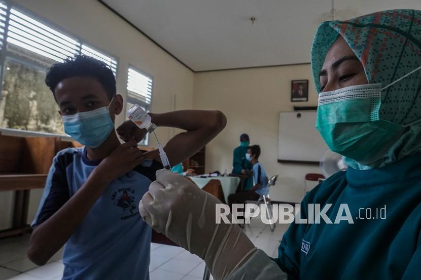 Seorang murid bersiap menerima suntikan vaksin COVID-19 dosis pertama di SMP N 9 Purwokerto, Banyumas, Jawa Tengah, Jumat (3/9/2021). Sebanyak 54 sekolah di Kabupaten Banyumas mulai melakukan proses pembelajaran tatap muka dengan jumlah siswa yang diperbolehkan hanya 50 persen dari kapasitas dan tetap menerapkan protokol kesehatan serta melakukan vaksinasi COVID-19 secara bertahap bagi siswa di sekolah