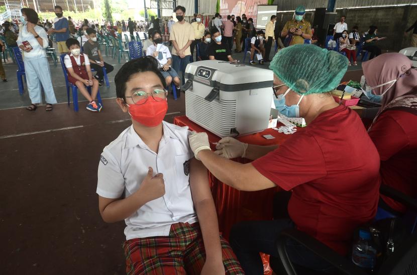 Seorang murid SD mendapatkan suntikan vaksin COVID-19, di Manado, Sulawesi Utara, Senin (5/7/2021). Dinas kesehatan Provinsi Sulut menyiapkan 100 ribu dosis vaksin Sinovac untuk didistribusikan ke 15 kabupaten kota Se-Sulut untuk melaksanakan program vaksinasi kepada siswa sekolah jenjang SD hingga SMA.