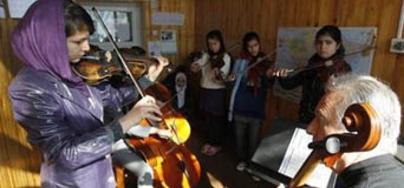 Seorang murid sedang bermain musik di Kabul Music Academy, Afghanistan.