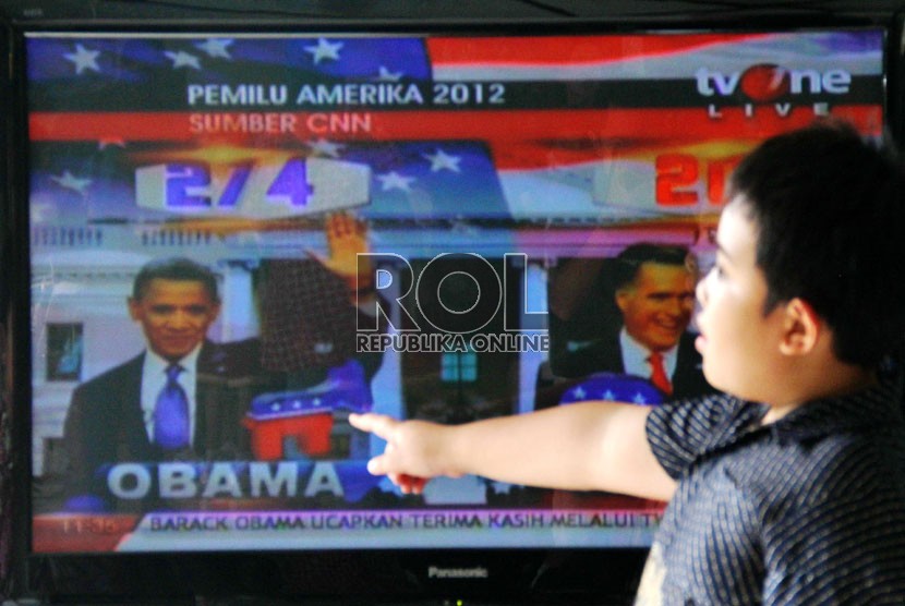   Seorang murid sekolah SDN 01 Menteng mengikuti acara menonton bersama proses Pemilu Amerika Serikat di SDN 01 Menteng , Jakarta Pusat, Rabu (7/11). (Yasin Habibi)