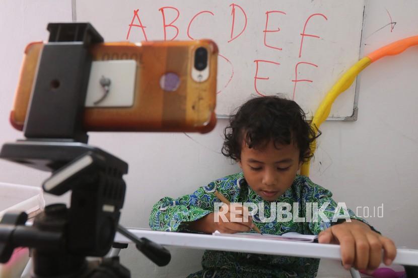 Seorang murid TK belajar secara daring di rumah, Kelurahan Ketami, Kota Kediri, Jawa Timur, Rabu (9/2/2022). Badan Pusat Statistik (BPS) mencatat, aktivitas masyarakat di rumah kembali mengalami kenaikan. 