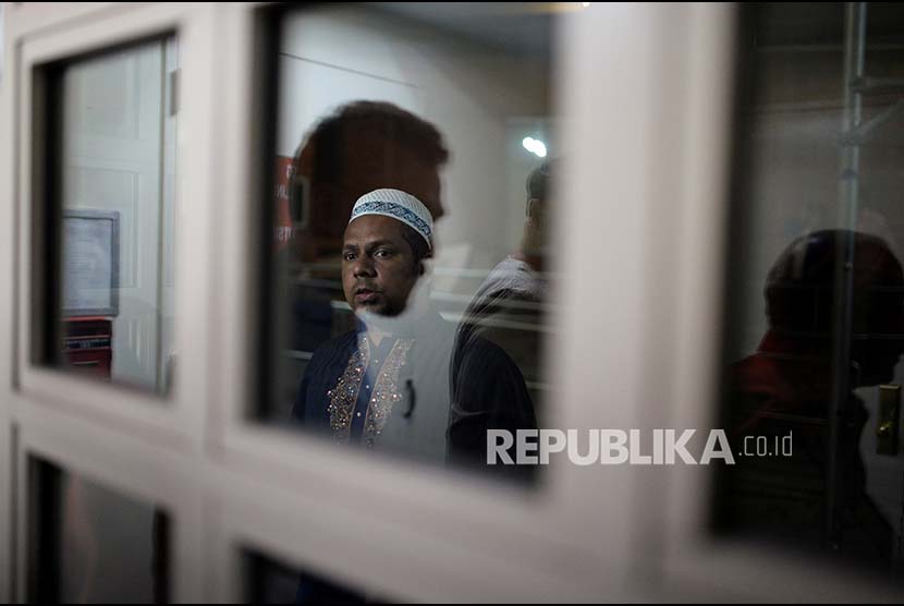 Seorang muslim Amerika menatap ke arah jendela di Islamic Cultural Center, Manhattan, New York. 