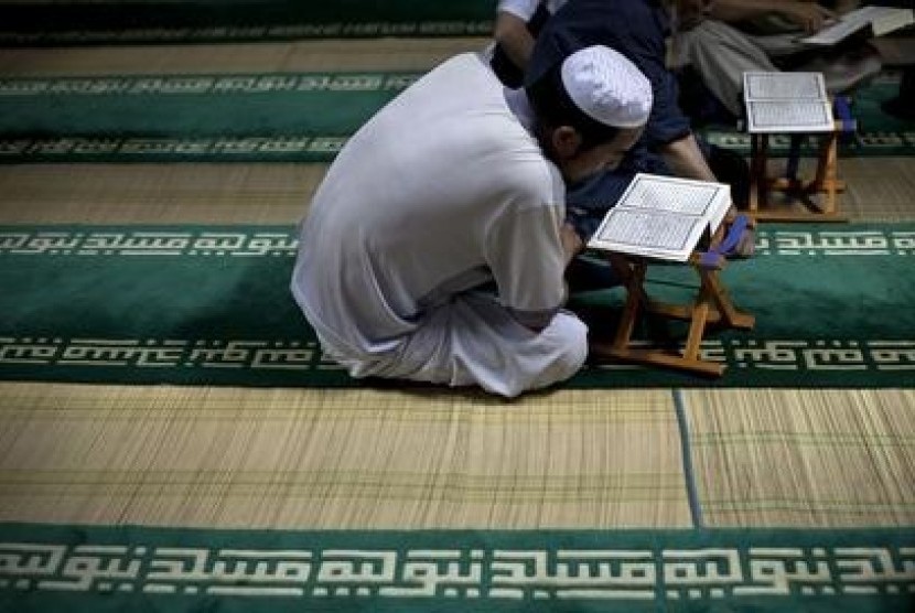 Seorang Muslim etnis Hui tengah membaca Alquran di Masjid Niujie, Beijing, Cina (ilustrasi)..