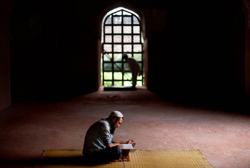 Seorang Muslim India membaca Alquran saat Ramadhan di sebuah masjid peninggalan era Mughal di New Delhi, India.